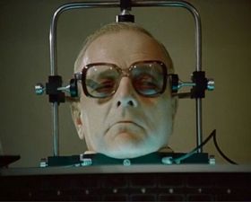 自ら発明した溶液によって首から上だけでも生き続ける教授が登場する『ドウエル教授の首』