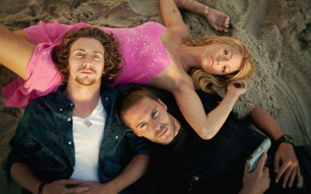 アーロン演じるベンはマリファナ栽培で富を得ようとする悪いヤツ(『野蛮なやつら SAVAGES』)