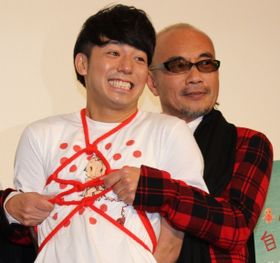 ピースの綾部祐二による緊縛ショーが開催！縛り上げられて悲鳴