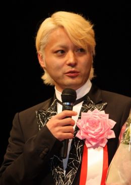 驚きの髪型で登壇した山田孝之
