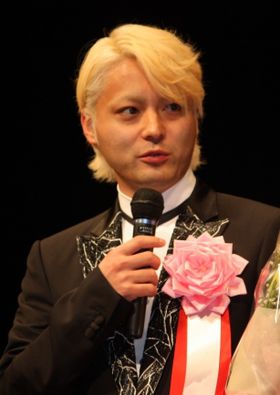 驚きの髪型で登壇した山田孝之
