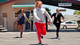 ドレッドヘアに赤いジャージ姿のキレキャラを演じたブラッドリー・クーパー