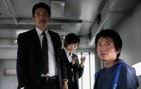 松嶋菜々子演じるSPの白岩は原作では男性だったり、多少の変更はあるものの、原作に忠実に映画化されている