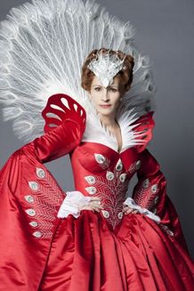 ジュリア・ロバーツが邪悪な女王を演じることで話題にもなった