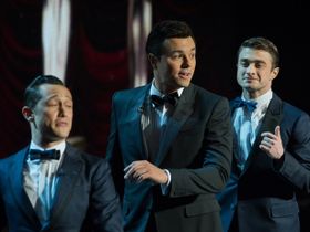 セスが嬉しそうに歌っている間、女優陣は青ざめた顔に