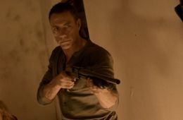 主人公マイケルの叔父で元特殊作戦隊の隊員ジョージというのが今回のヴァン・ダムの役どころ