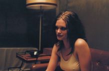 どこか妖しい雰囲気の隣人。その妹キムはかつて隣人にレイプされ、部屋から一歩も出ないという