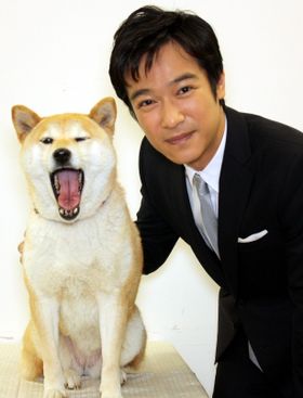 『ひまわりと子犬の7日間』の主演を務めた堺雅人