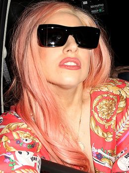 24金の金メッキ車椅子を公開！