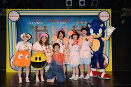 不本意にも(!?)ひとりだけ“悪役”の格好をさせられたハリセンボン春菜と“シュガーズ”のメンバー