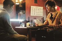 お笑いコンビ・房総スイマーズの田中を演じる伊藤淳史と甲本を演じる小出恵介