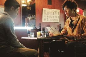 お笑いコンビ・房総スイマーズの田中を演じる伊藤淳史と甲本を演じる小出恵介