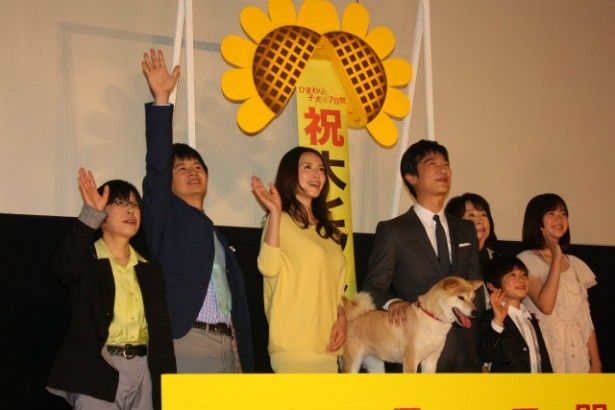 会場に手を振るゲスト陣