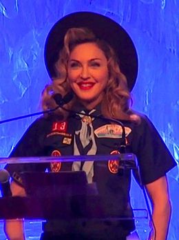 マドンナがボーイスカウト姿で壇上に！