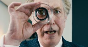 ちょっとユニークな億万長者シャバンダーに扮したアラン・リックマン