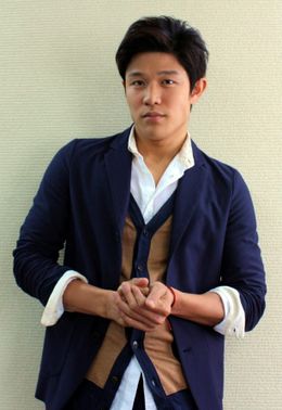 『HK 変態仮面』で主演を務めた鈴木亮平