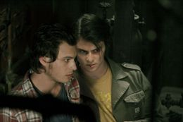 シャイロー・フェルナンデス演じるリッキー(写真右)は廃墟で驚くべき光景に遭遇する