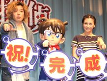 柴咲コウ、斉藤和義がコナンと決めポーズ！