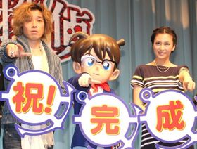 柴咲コウ、斉藤和義がコナンと決めポーズ！