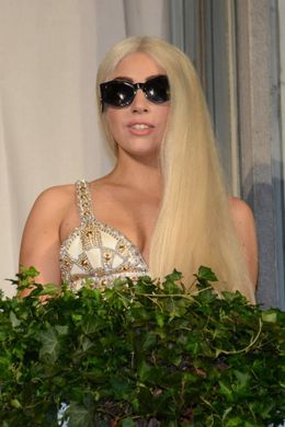 ピンヒールの靴を履いて街を歩く