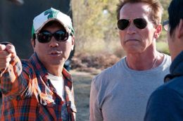 左がシュワちゃんに“アジアのジェームズ・キャメロン”と言わしめたキム・ジウン監督