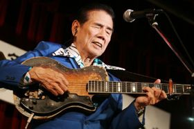 バタヤンが手にするギターもかなり年季が入ったもの