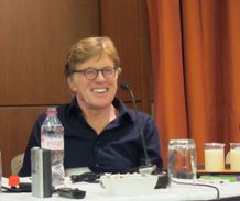 真剣ながら時きには笑顔で記者の質問に答えるロバート・レッドフォード