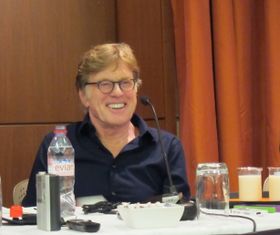 真剣ながら時きには笑顔で記者の質問に答えるロバート・レッドフォード