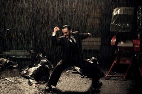 全身に緊張感が張り巡らされた動きはまるで一流のダンサーのようでもある