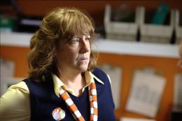 店長のサンドラは警察の言うがままに女性店員を調べ上げる