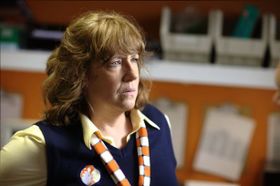 店長のサンドラは警察の言うがままに女性店員を調べ上げる