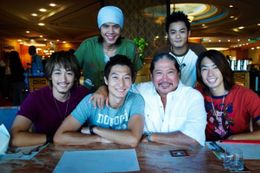 台湾のボーカルグループ、TENSIONのメンバーとして活躍した後、映像制作の分野に進んだジミー・ハンと、特別出演した父サモ・ハン