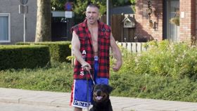 “オランダの怪童”ことピーター・アーツが本人役で登場！　しかも犬の散歩中!?