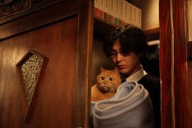 もはや貫録すら感じられる？劇中に登場するネコ“トラさん”