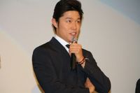 HK 変態仮面』初日のパンティおひねりに会場が大興奮！(画像2/16