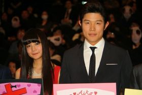 『HK変態仮面』の初日舞台挨拶に登壇した鈴木亮平と清水富美加