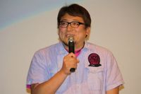 HK 変態仮面』初日のパンティおひねりに会場が大興奮！(画像2/16