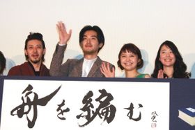 笑顔で映画をPRするメンバーたち