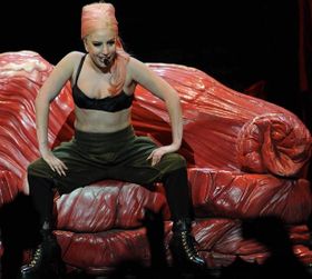 今は曲を作ることが慰めであり、精神状態を保つ一番の手段