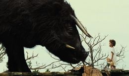 『もののけ姫』のサンと乙事主、『風の谷のナウシカ』のナウシカと王蟲を彷彿とさせる巨大生物との対峙