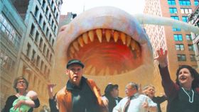 あまりのくだらなさから公開されなかった“失われたホラー映画”の特集上映という設定で始まる『チレラマ CHILLERAMA』