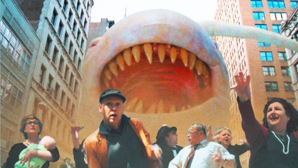 あまりのくだらなさから公開されなかった“失われたホラー映画”の特集上映という設定で始まる『チレラマ CHILLERAMA』