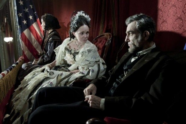 役作りで、ダニエル・デイ＝ルイスとサリー・フィールドは19世紀当時の文体で手紙の交換を行ったという