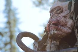 エイリアンというよりもプレデターな見た目の侵略者