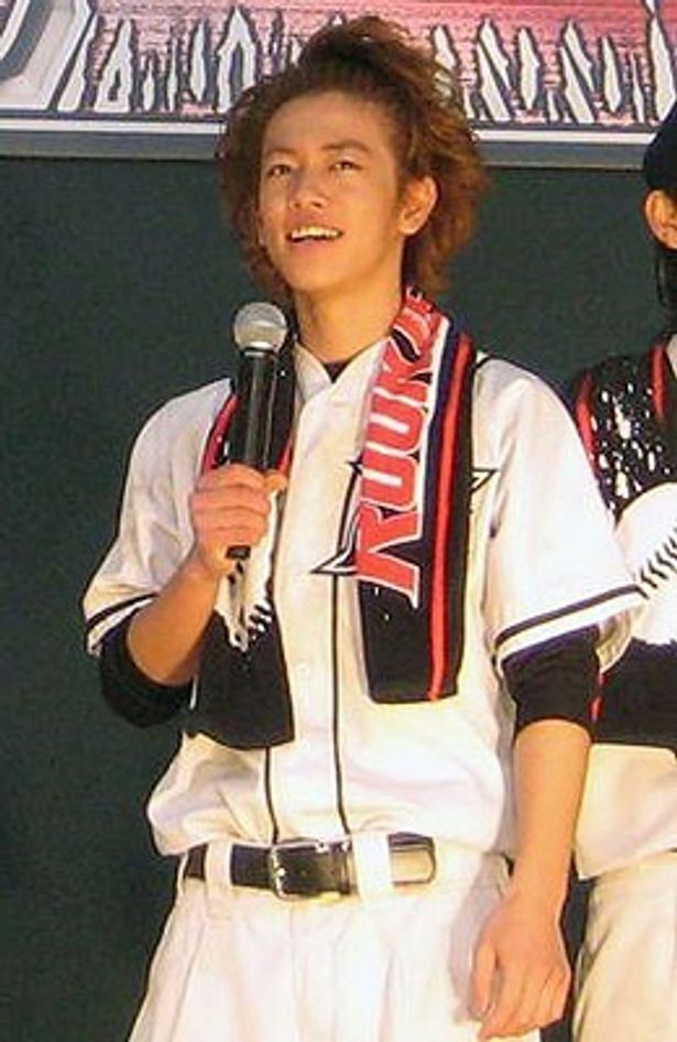 佐藤健は、イチローばりの背面キャッチにトライ