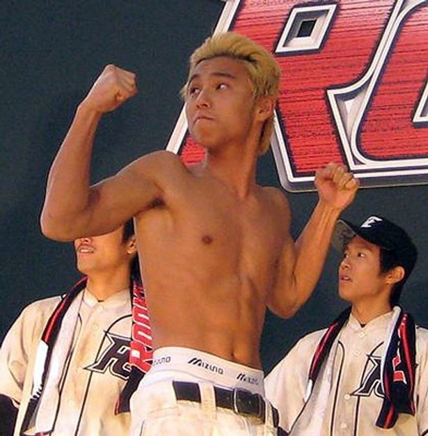 中尾明慶がユニフォームを脱ぎ、厚い胸板を披露