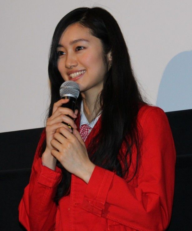 服飾店で働く原木役の忽那汐里