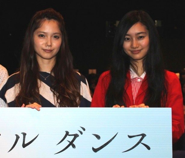 【写真を見る】宮崎あおい＆忽那汐里がキュートな笑顔で女子大生100人を魅了！