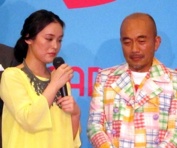 【写真をもっと見る】貫地谷しほりが涙ながらに全員に感謝を伝えた