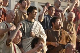 コロッセオにて群衆にまみれるルシウス(阿部寛)